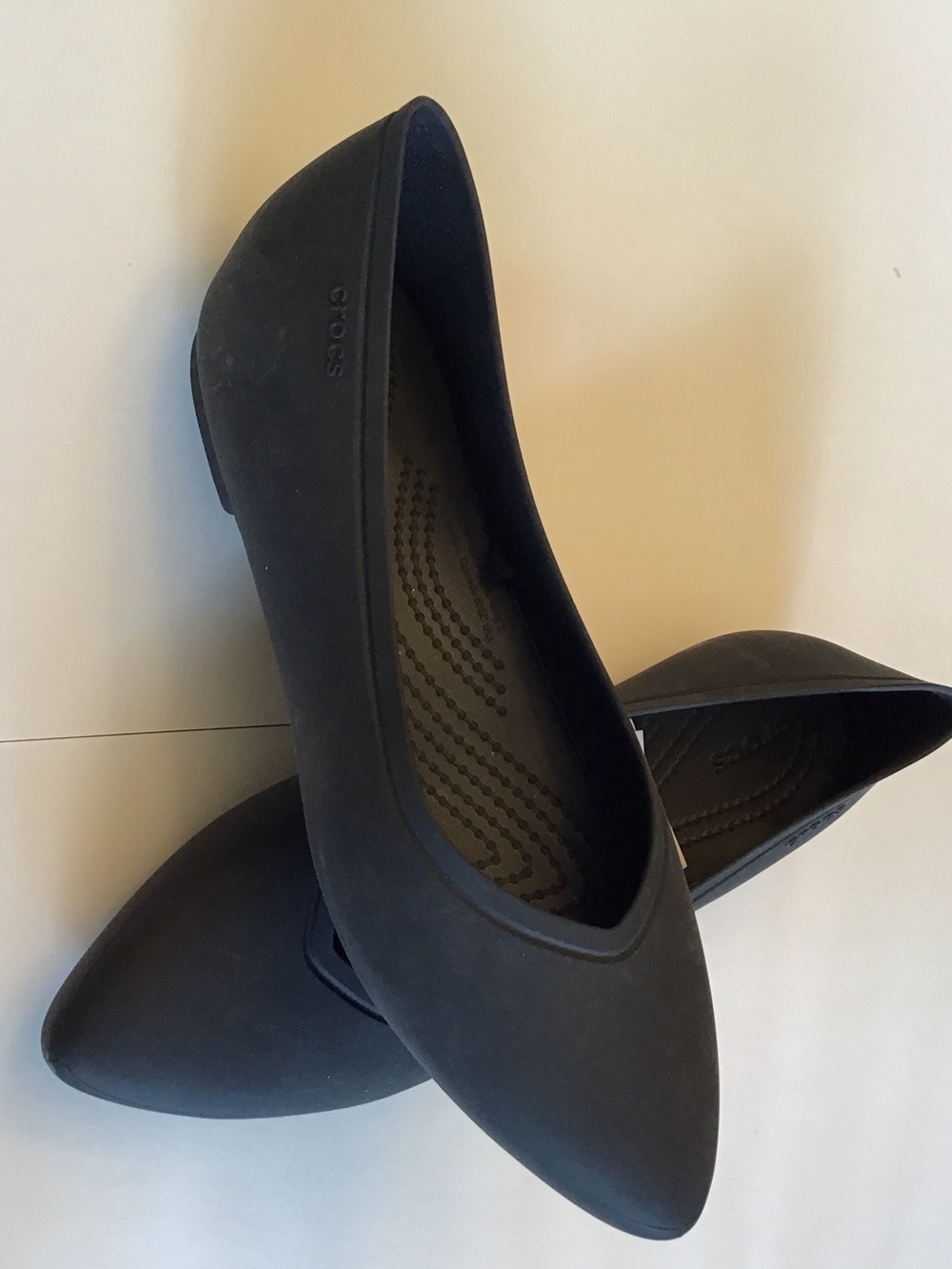 CROCS Women’s Black Pointed Ballet Flats - Picture 2 of 7